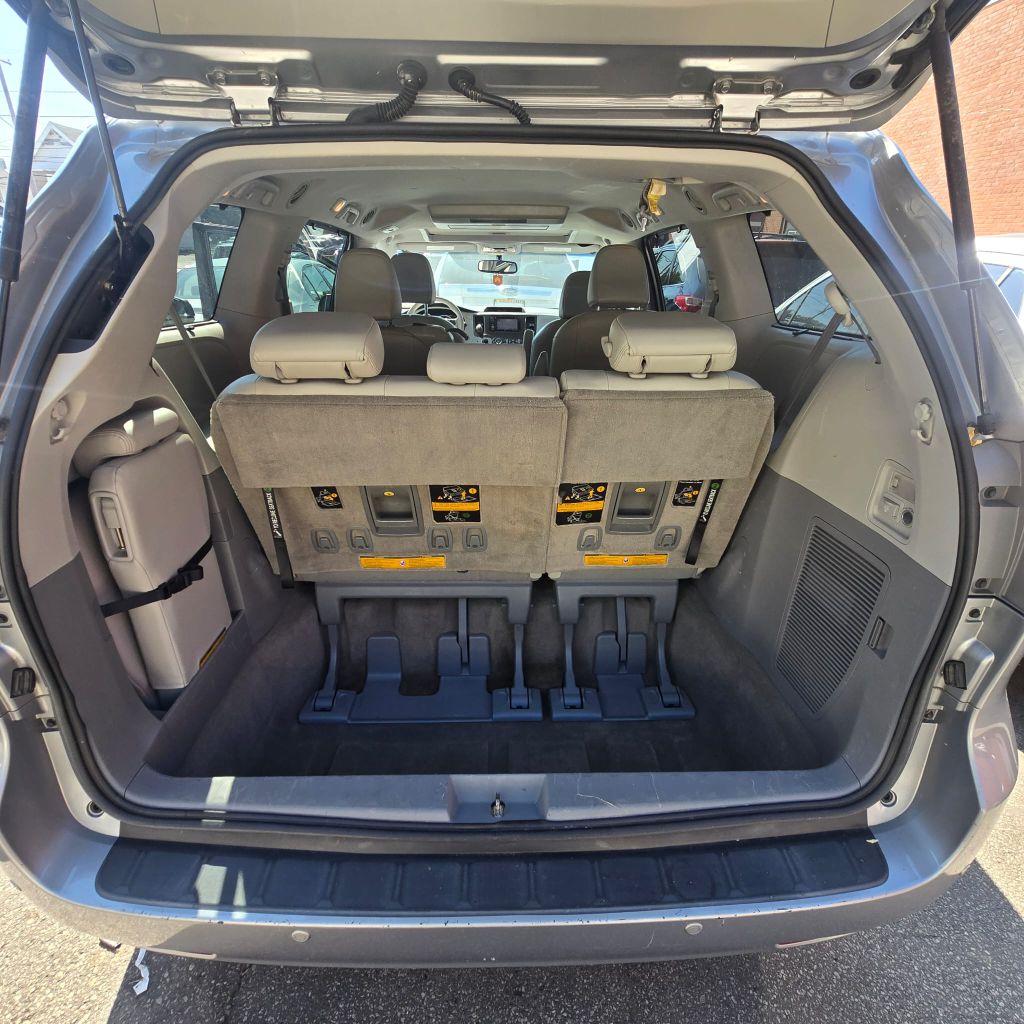 Photo 5 of this TOYOTA SIENNA