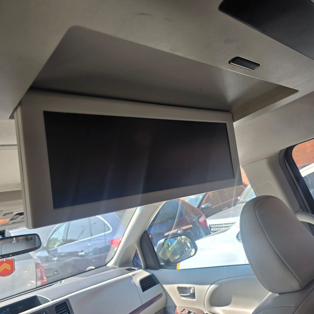 Photo 16 of this TOYOTA SIENNA