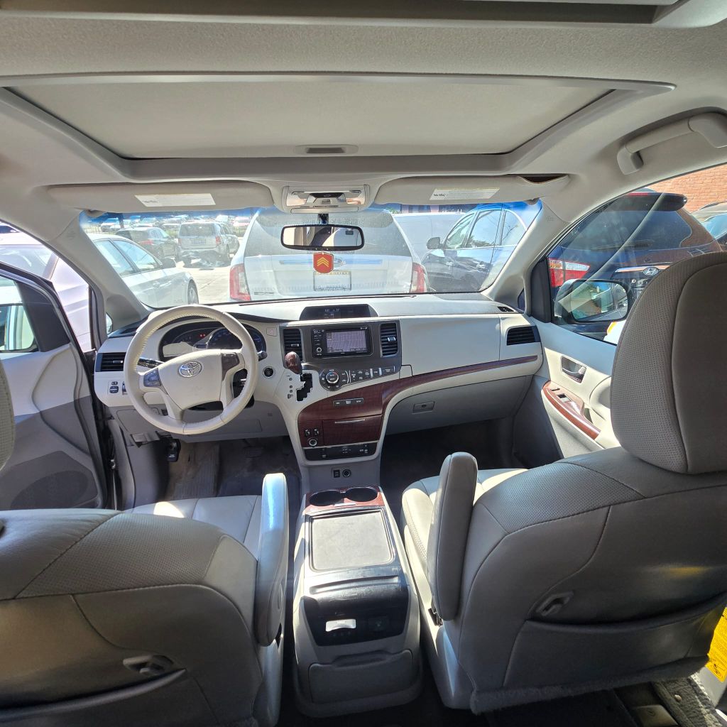 Photo 8 of this TOYOTA SIENNA