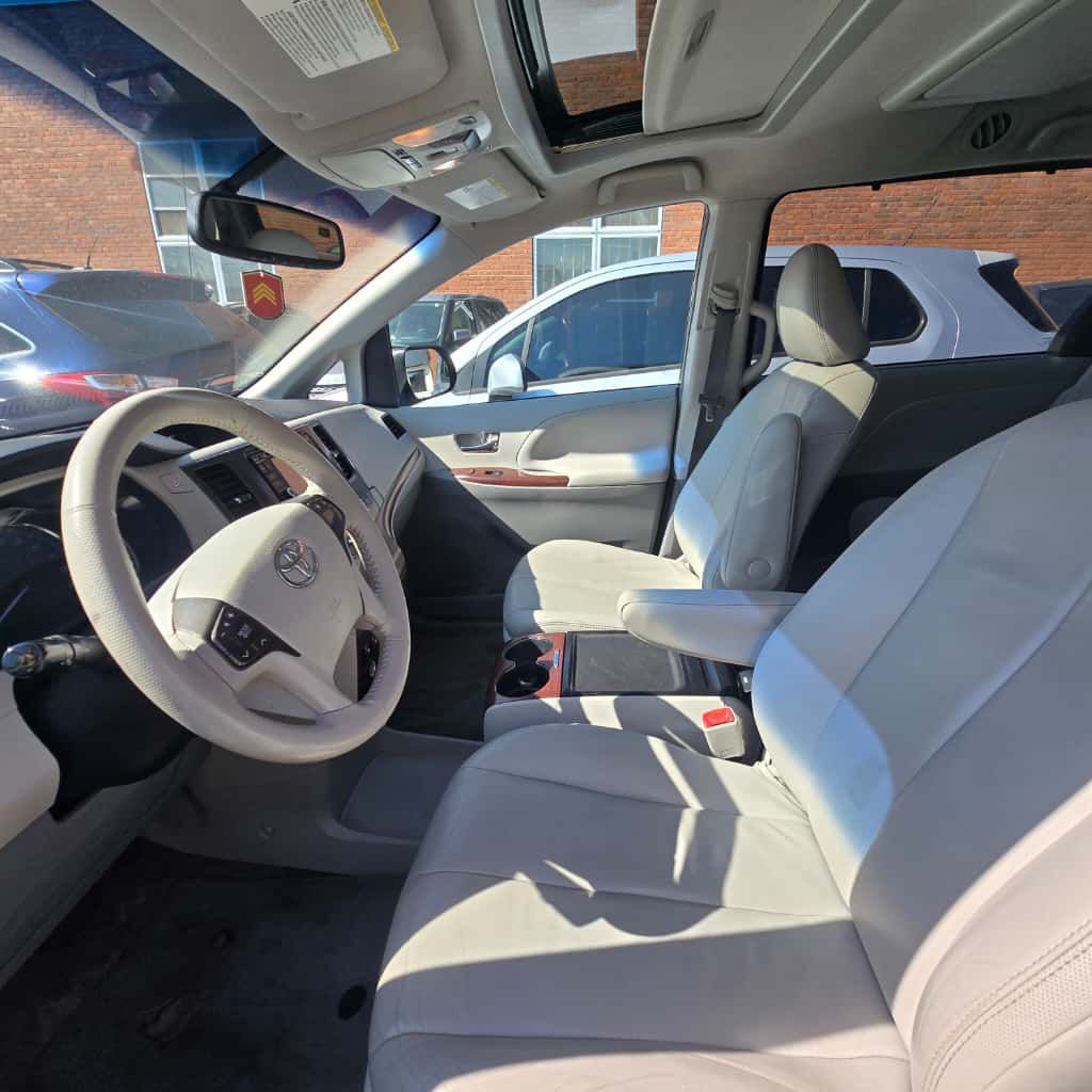 Photo 7 of this TOYOTA SIENNA