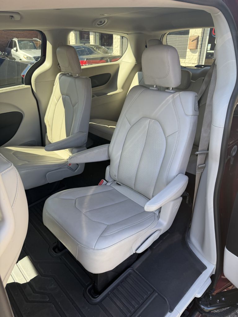 Photo 8 of this CHRYSLER VOYAGER