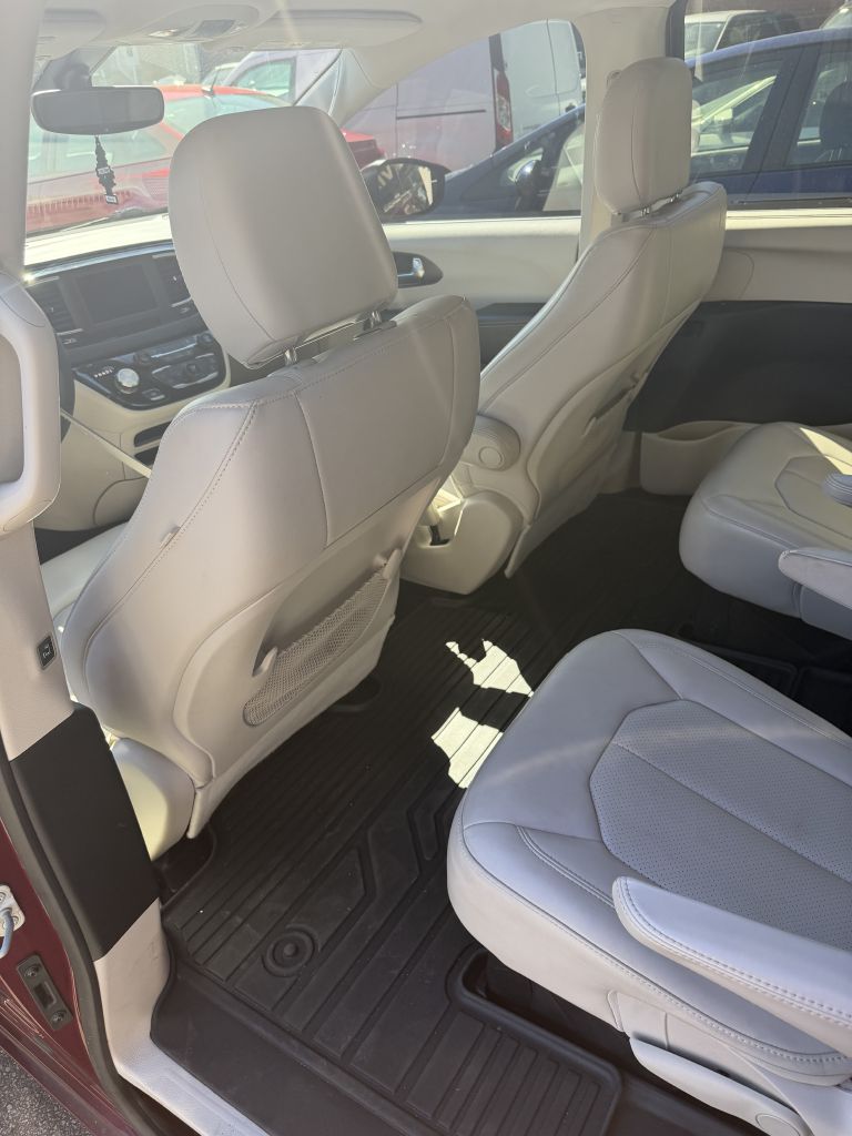 Photo 9 of this CHRYSLER VOYAGER