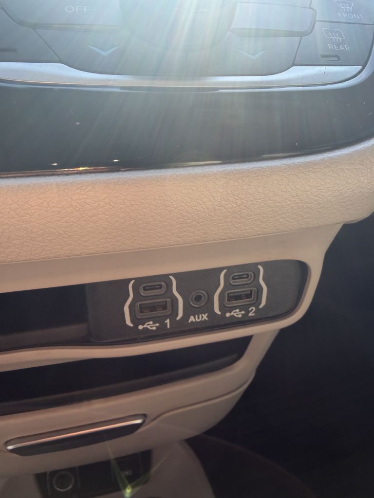 Photo 10 of this CHRYSLER VOYAGER