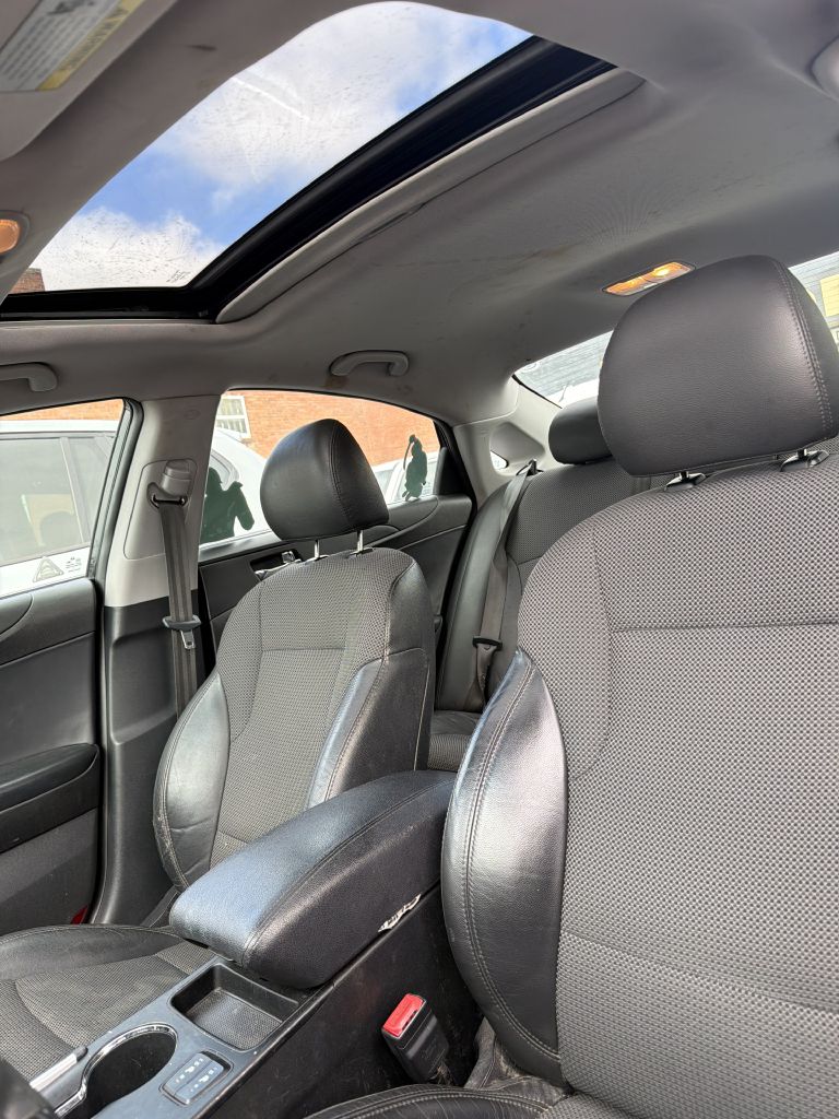Photo 5 of this HYUNDAI SONATA