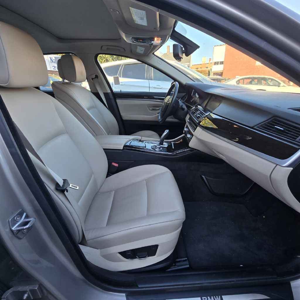 Photo 4 of this BMW 5 SERIES