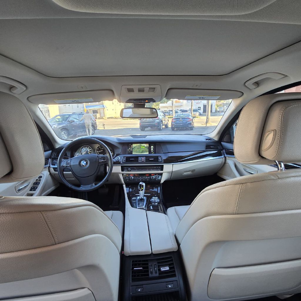 Photo 2 of this BMW 5 SERIES