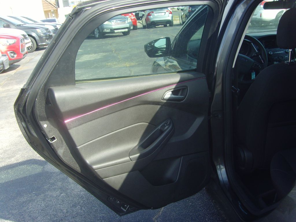 Photo 10 of this FORD FOCUS