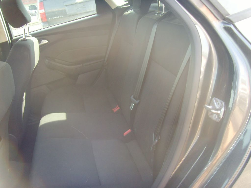 Photo 11 of this FORD FOCUS