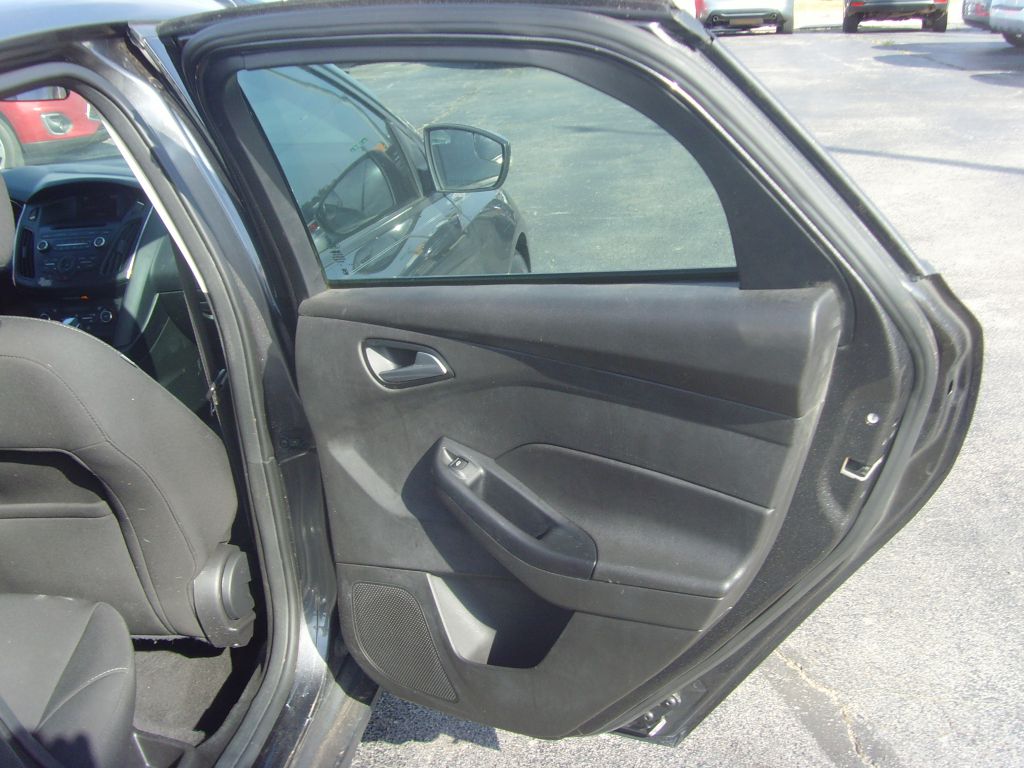 Photo 12 of this FORD FOCUS