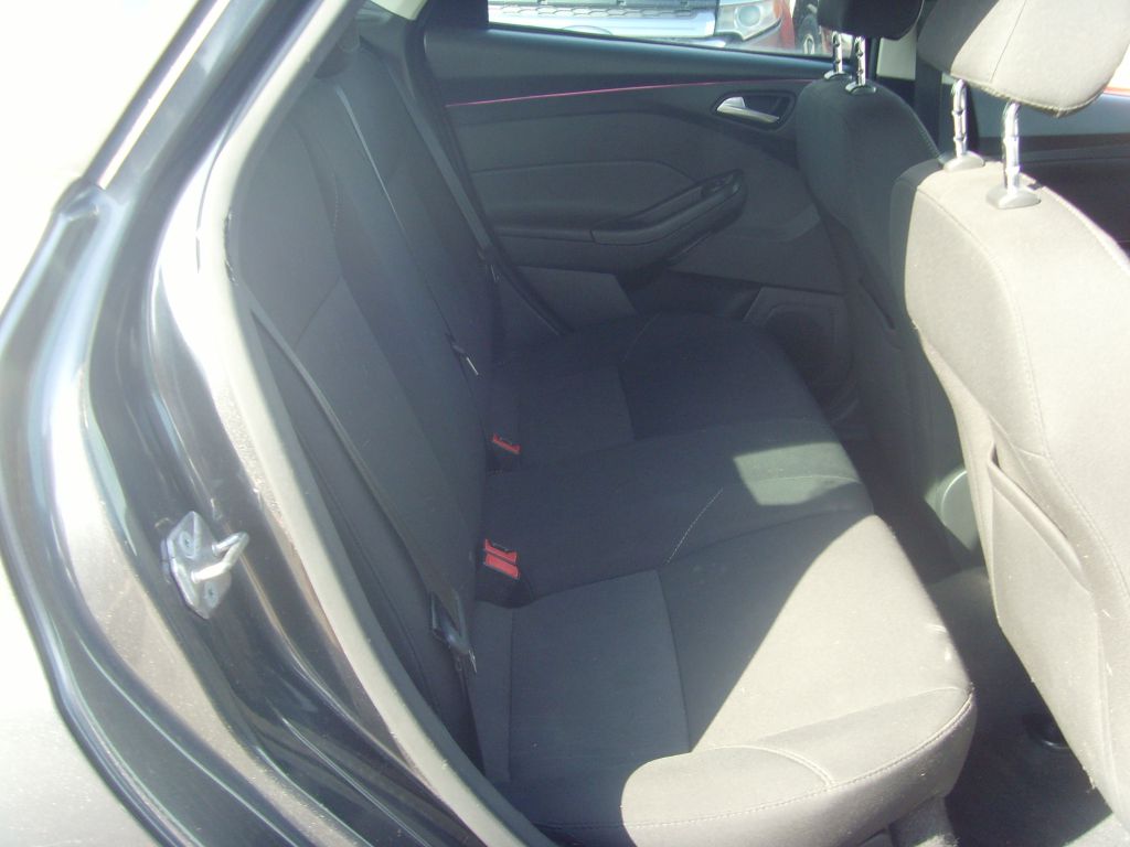 Photo 13 of this FORD FOCUS