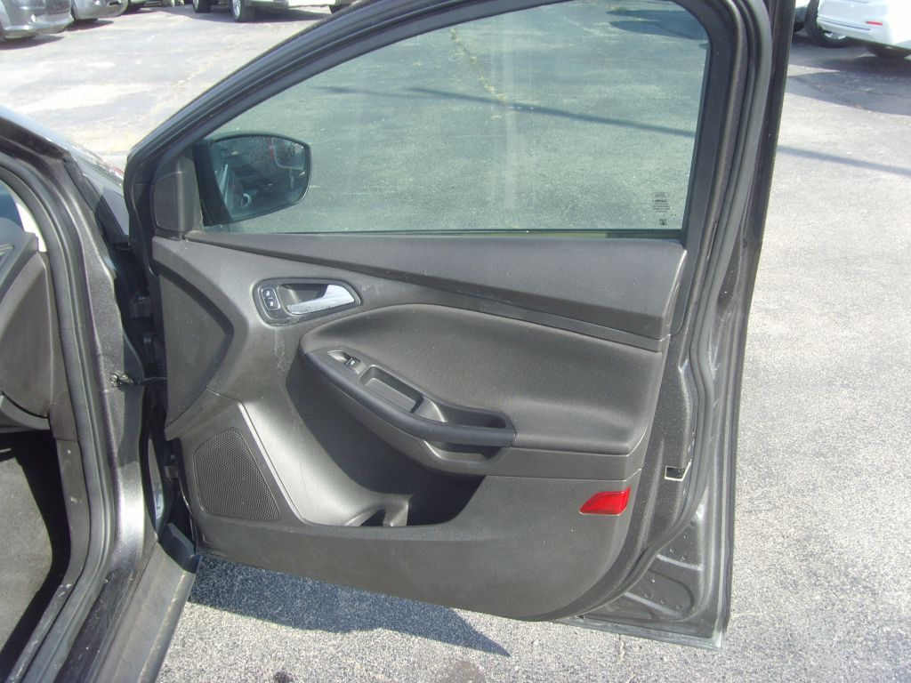 Photo 14 of this FORD FOCUS