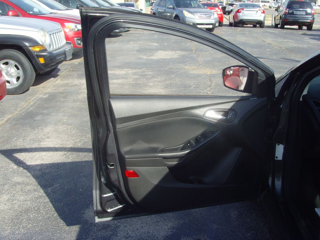 Photo 17 of this FORD FOCUS