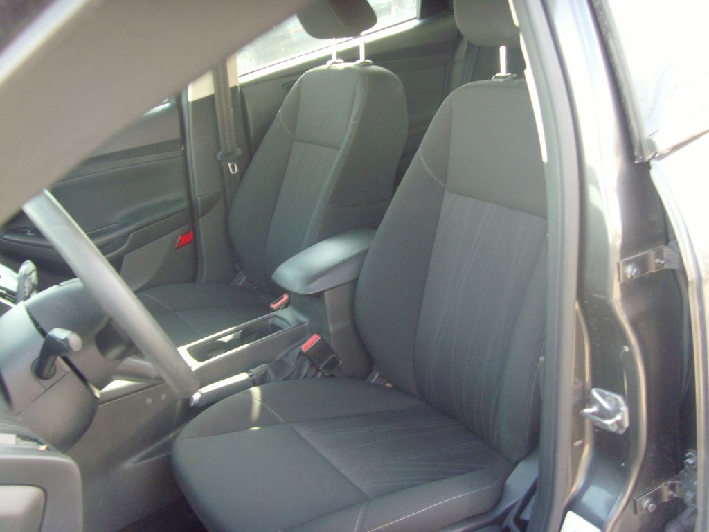 Photo 18 of this FORD FOCUS