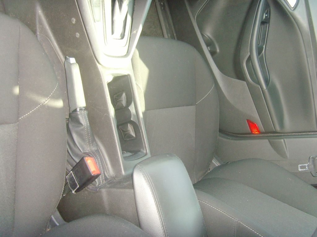 Photo 19 of this FORD FOCUS