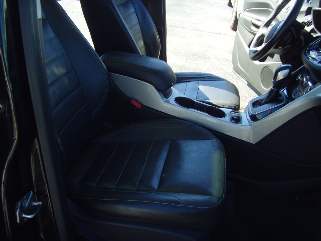 Photo 21 of this FORD C-MAX