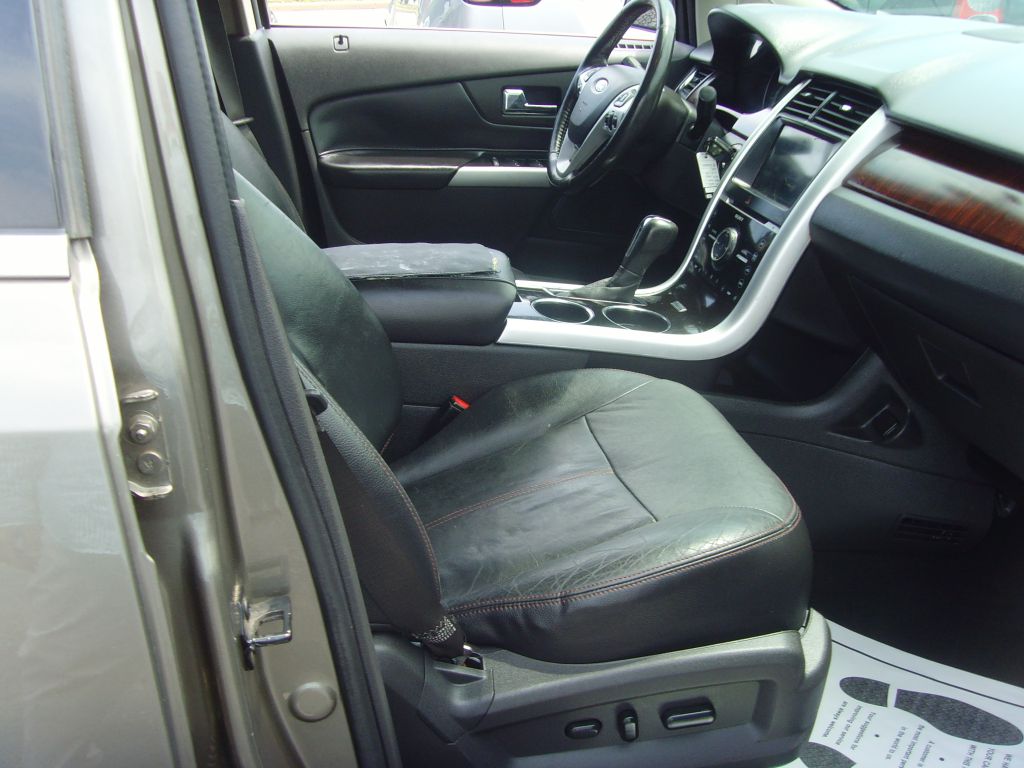 Photo 10 of this FORD EDGE