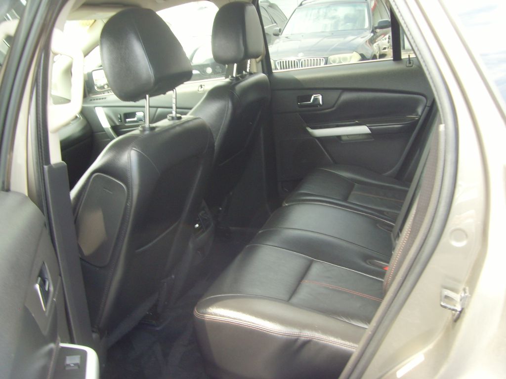 Photo 17 of this FORD EDGE