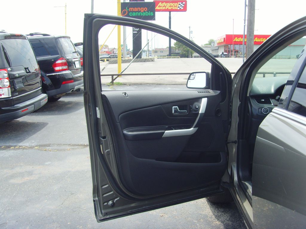 Photo 18 of this FORD EDGE