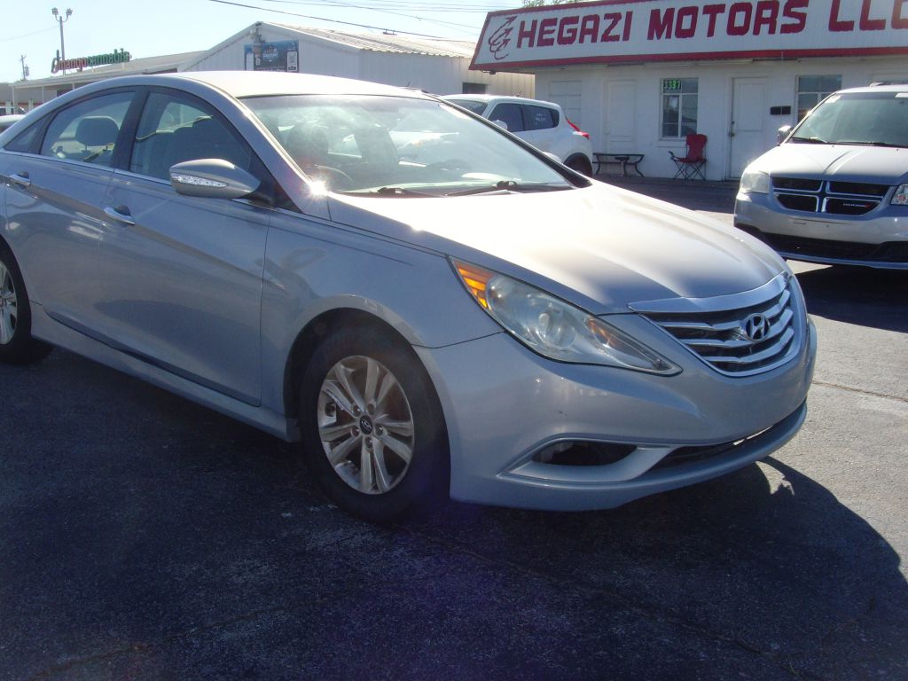 Photo 3 of this HYUNDAI SONATA