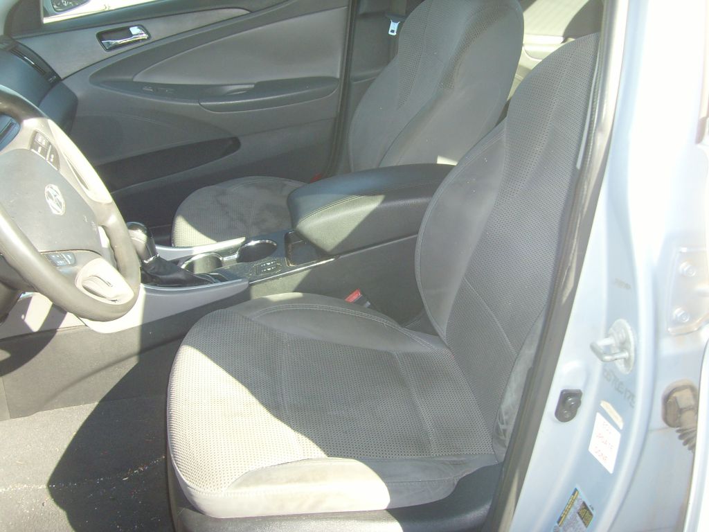 Photo 8 of this HYUNDAI SONATA