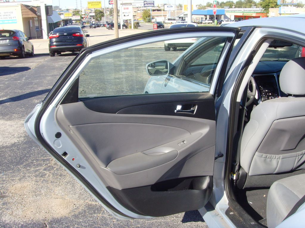 Photo 9 of this HYUNDAI SONATA