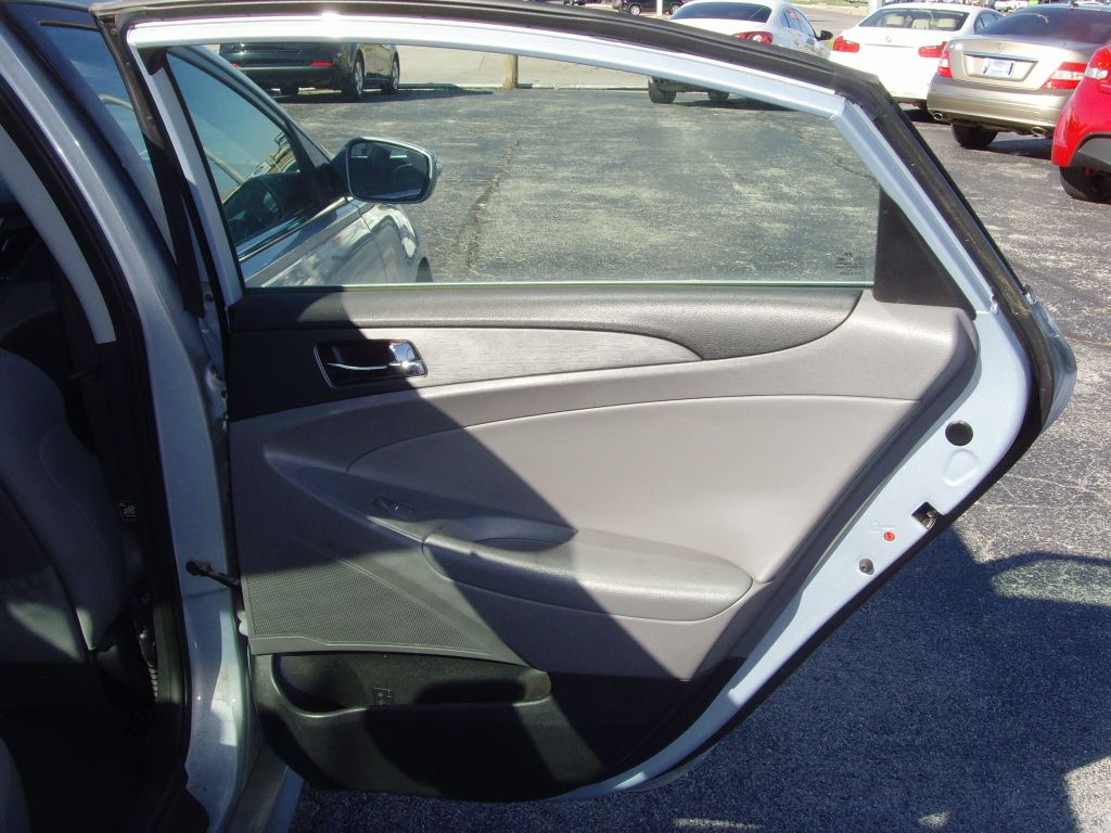 Photo 11 of this HYUNDAI SONATA