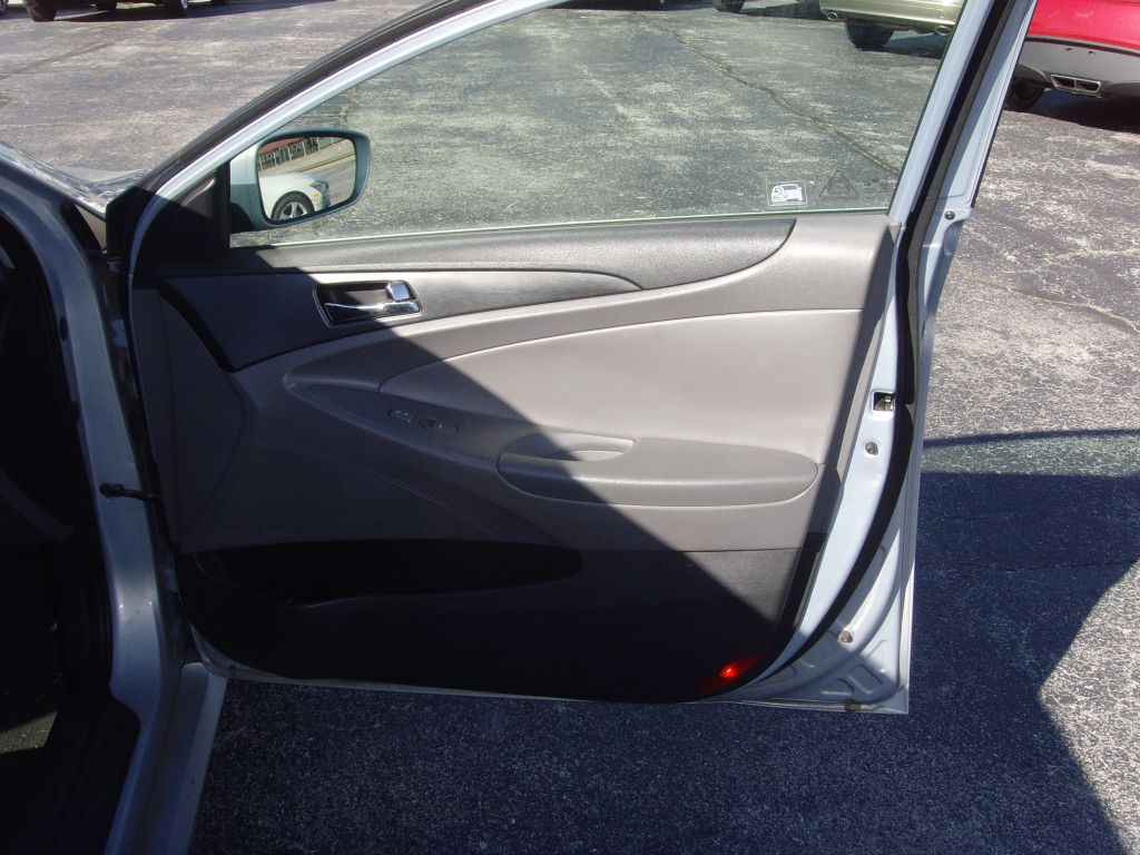 Photo 13 of this HYUNDAI SONATA