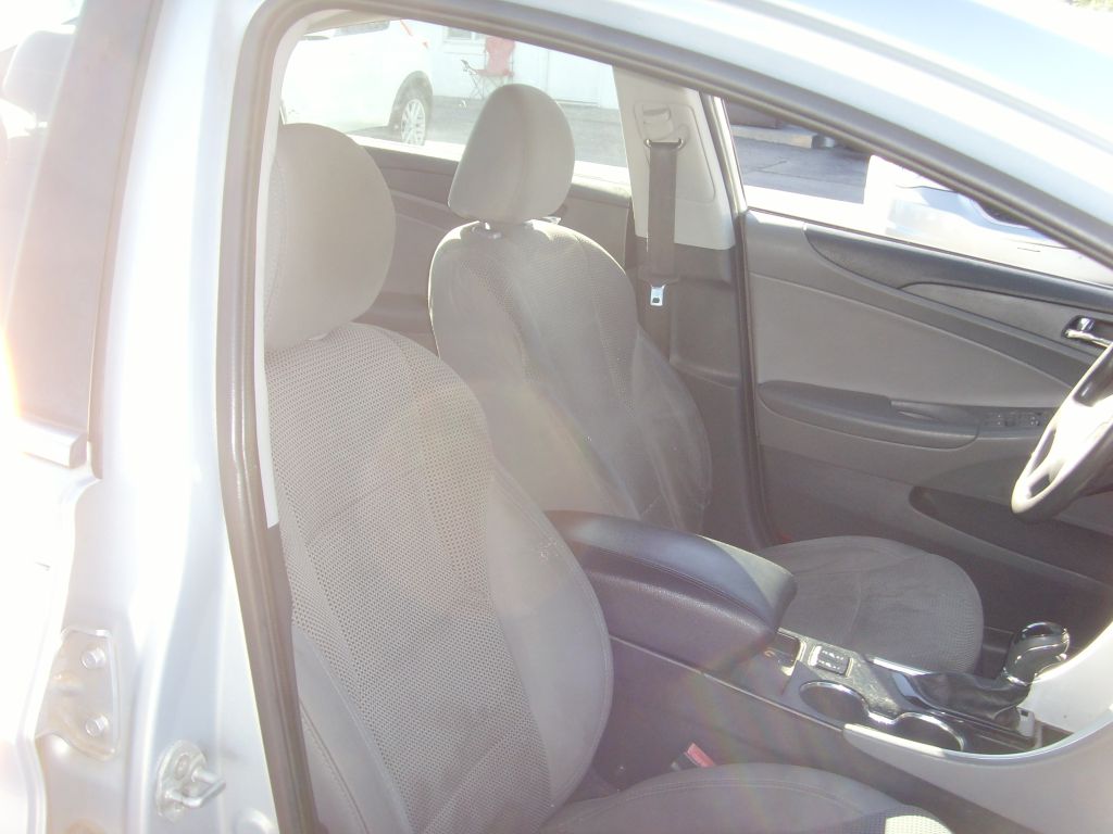 Photo 14 of this HYUNDAI SONATA
