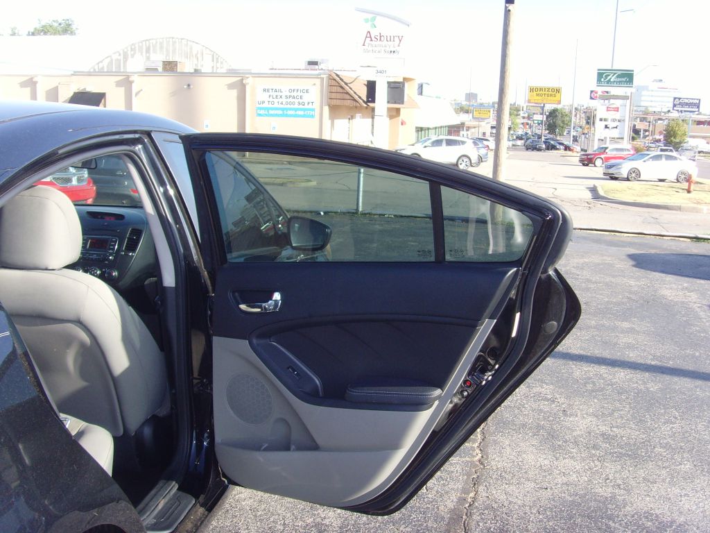 Photo 11 of this KIA FORTE