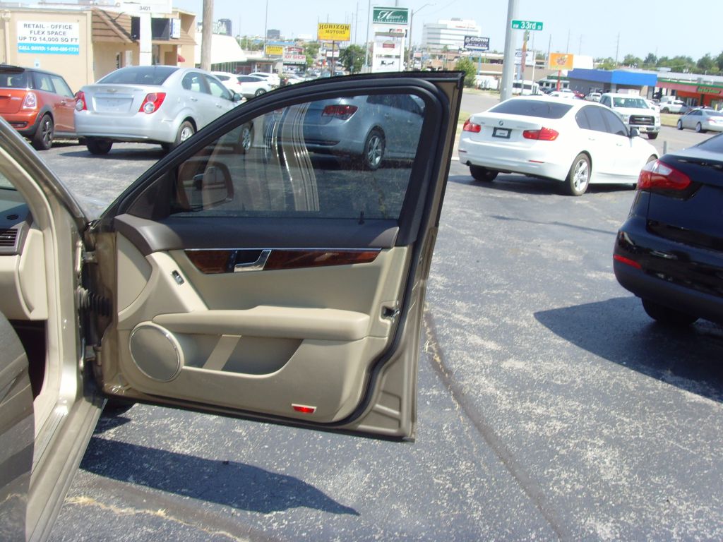 Photo 9 of this MERCEDES-BENZ C-CLASS