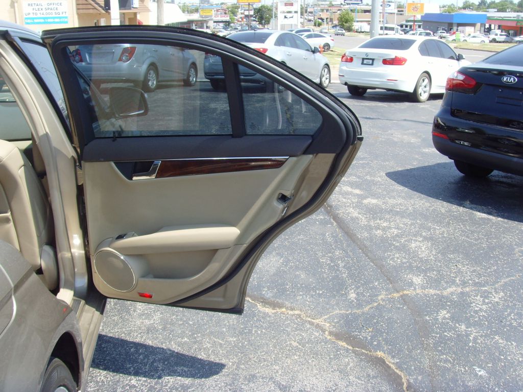 Photo 11 of this MERCEDES-BENZ C-CLASS