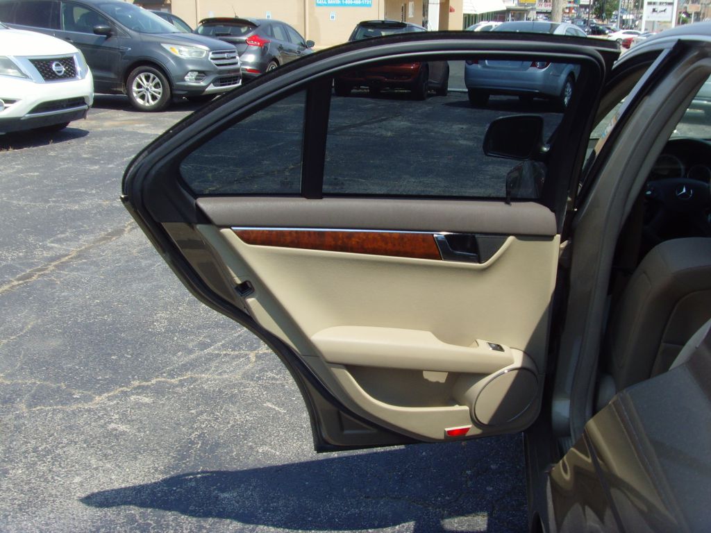 Photo 14 of this MERCEDES-BENZ C-CLASS