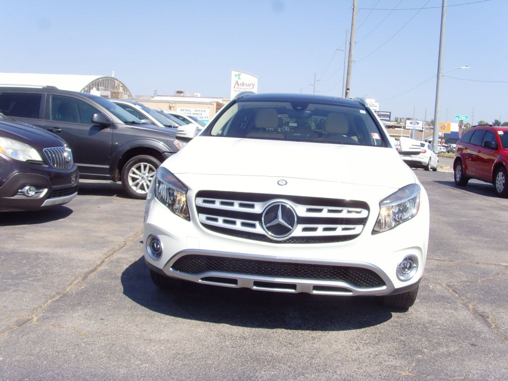 Photo 2 of this MERCEDES-BENZ GLA