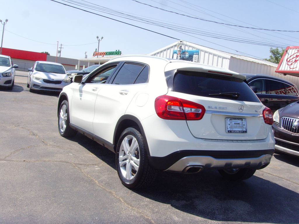 Photo 5 of this MERCEDES-BENZ GLA