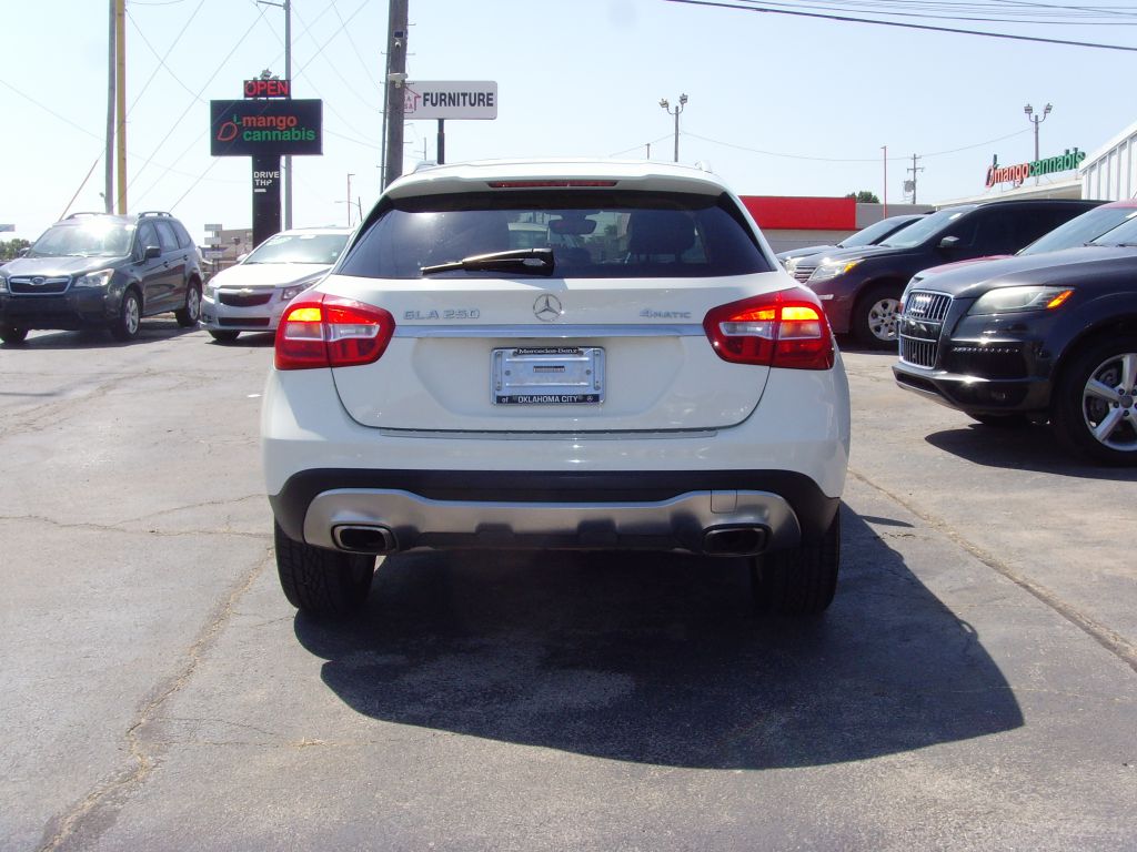Photo 6 of this MERCEDES-BENZ GLA