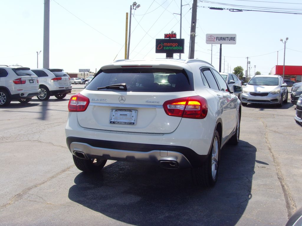 Photo 7 of this MERCEDES-BENZ GLA