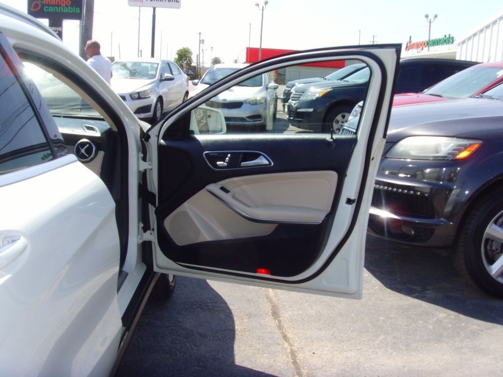 Photo 9 of this MERCEDES-BENZ GLA