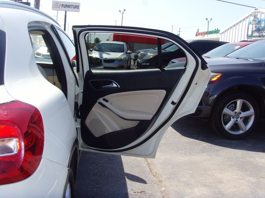 Photo 11 of this MERCEDES-BENZ GLA