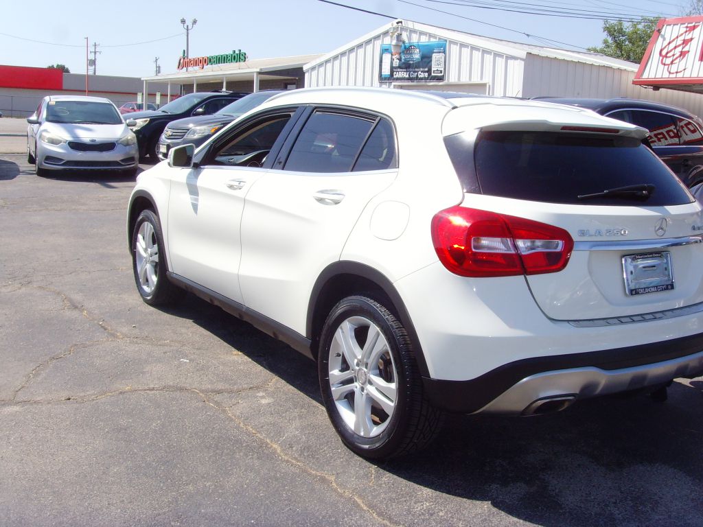 Photo 19 of this MERCEDES-BENZ GLA