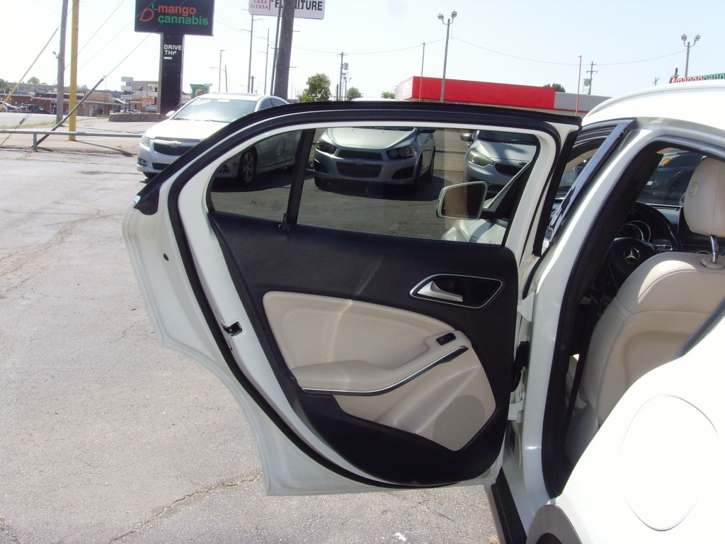 Photo 20 of this MERCEDES-BENZ GLA