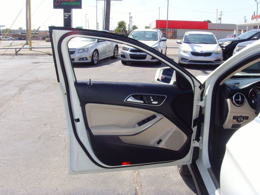 Photo 22 of this MERCEDES-BENZ GLA