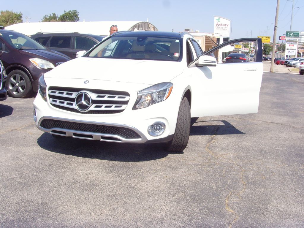 Photo 33 of this MERCEDES-BENZ GLA