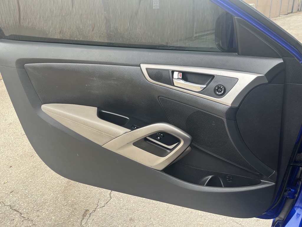 Photo 7 of this HYUNDAI VELOSTER