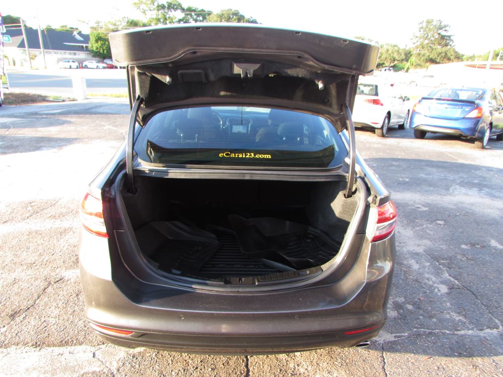 Photo 12 of this FORD FUSION