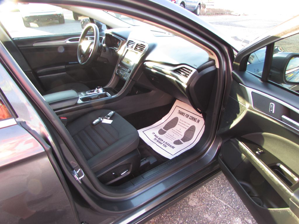 Photo 17 of this FORD FUSION