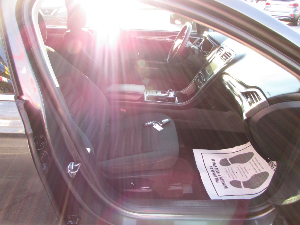 Photo 18 of this FORD FUSION