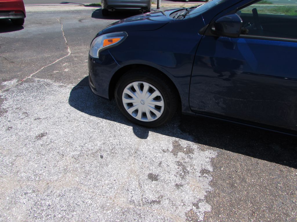 Photo 2 of this NISSAN VERSA