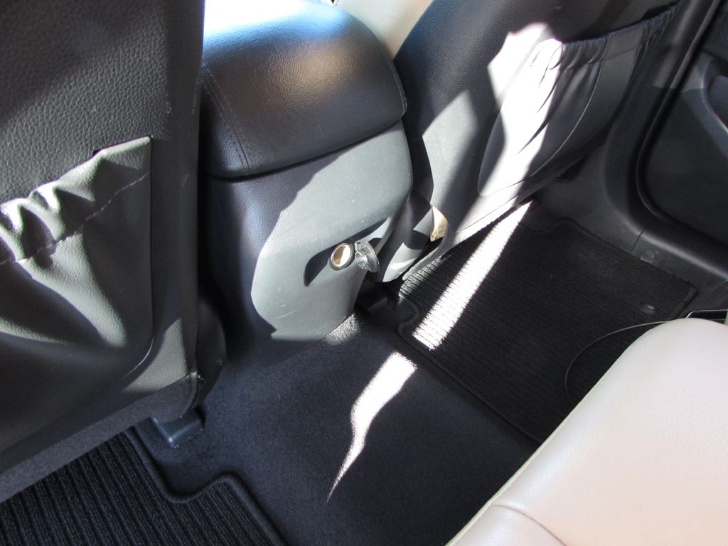 Photo 8 of this HYUNDAI SANTA FE