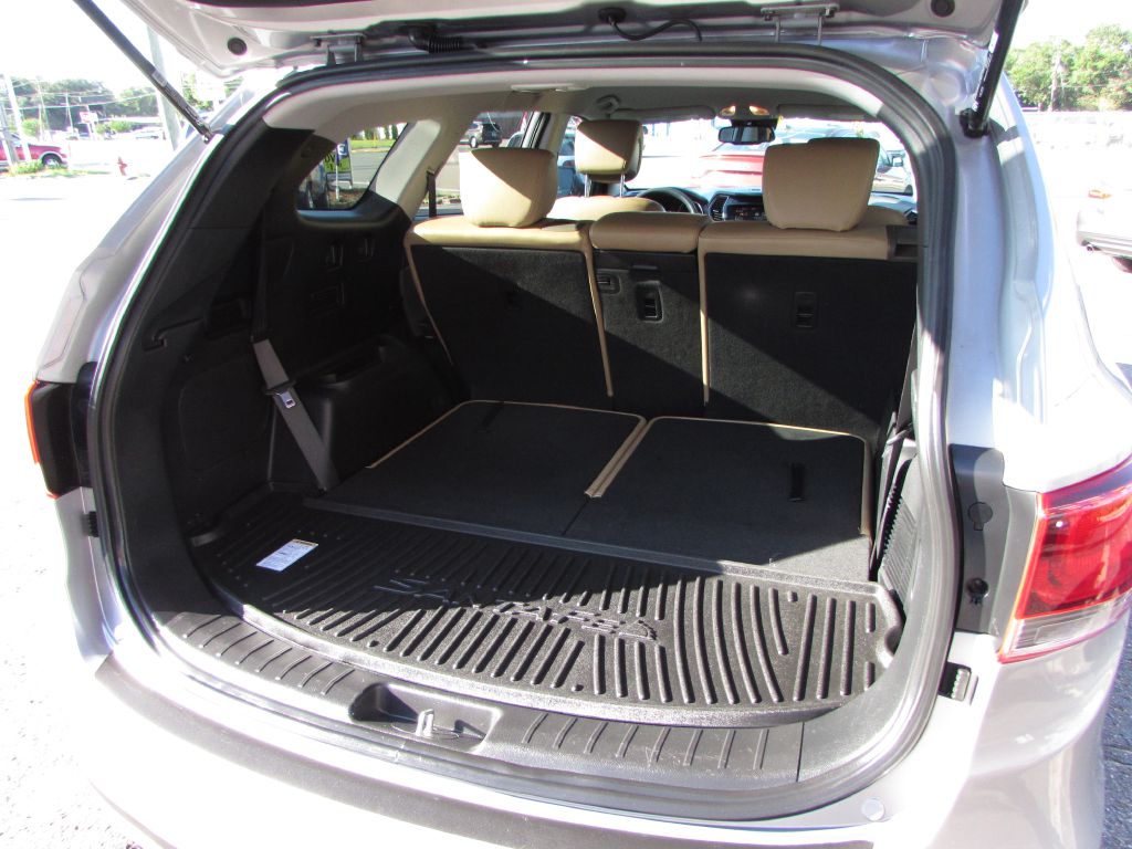 Photo 16 of this HYUNDAI SANTA FE