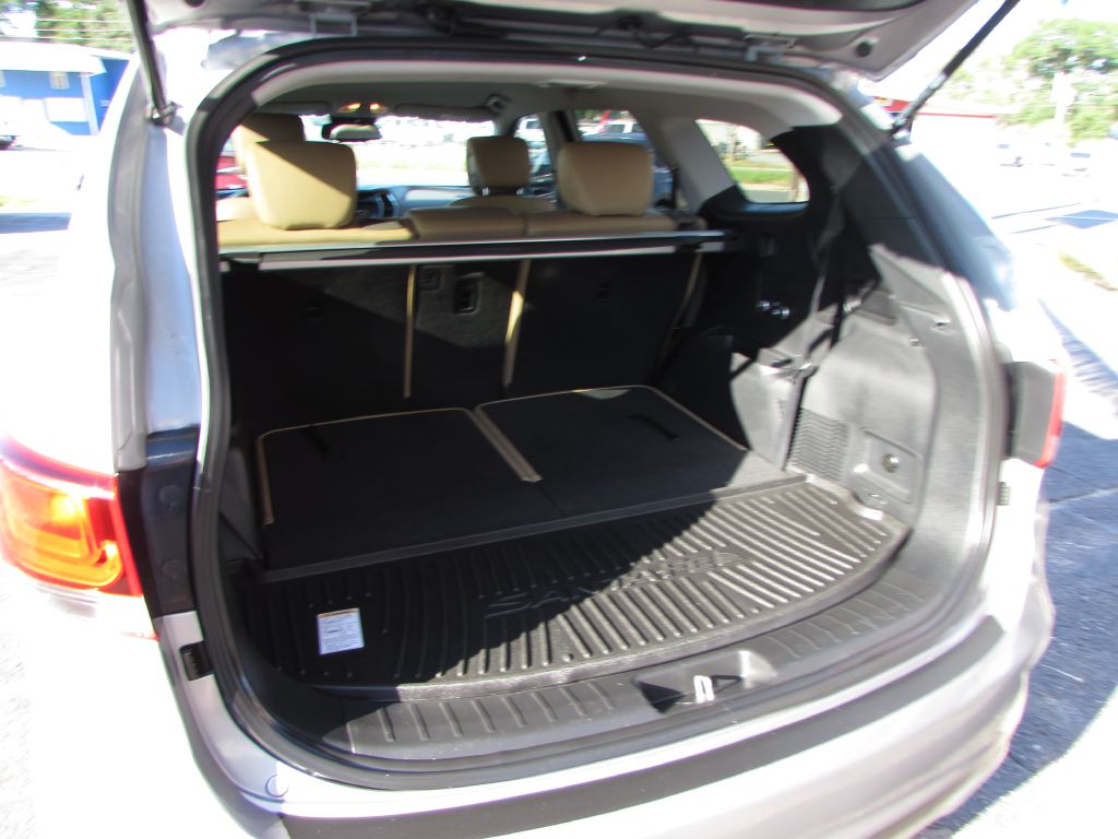 Photo 17 of this HYUNDAI SANTA FE